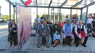 Bei der Aufgabe &bdquo;Herzblatt&ldquo; - die Fragen stellte Patenbraut Julia Pongratz.