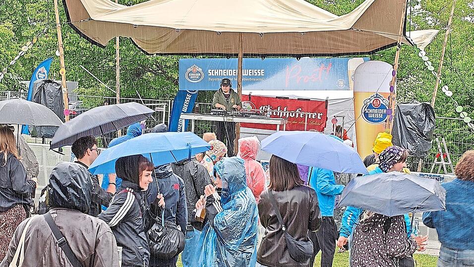 Rave im Regen. Rave im Regen.