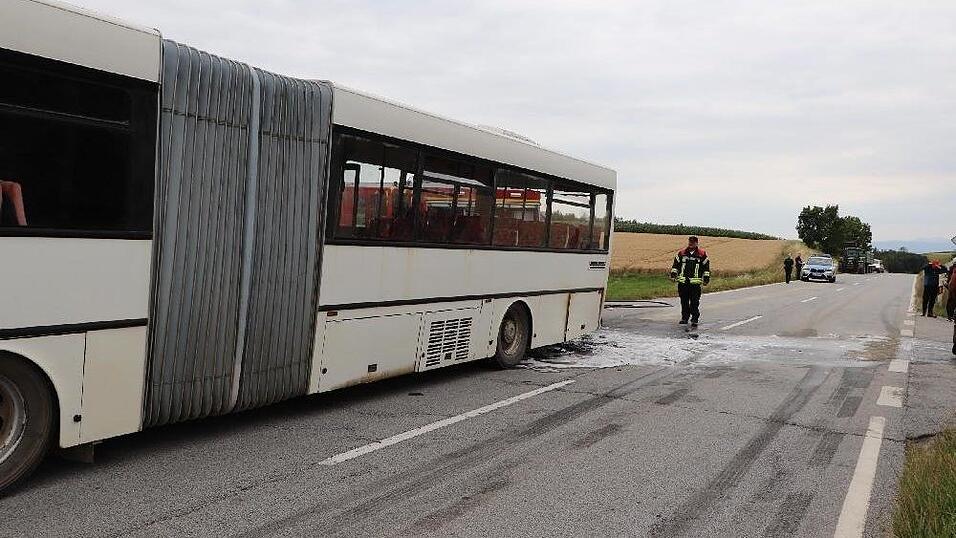 Am frühen Donnerstagabend fing ein voll besetzter Bus bei Wallerfing im Landkreis Deggendorf Feuer.