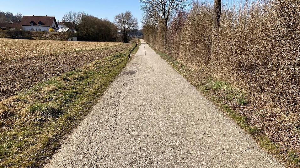Nach der Sanierung und Verbesserung der Situation f&uuml;r Radfahrer und Fu&szlig;g&auml;nger im Bereich der Parkpl&auml;tze in Tiefenbach wird die Achse entlang der B 11 weiter saniert.