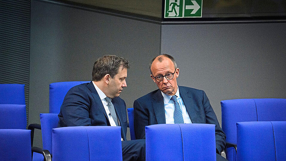Der SPD-Vorsitzende Lars Klingbeil (l.) und CDU-Chef Friedrich Merz müssen den Grünen einige Zugeständnisse machen. Am Dienstag soll das Paket im Bundestag beschlossen werden. Der SPD-Vorsitzende Lars Klingbeil (l.) und CDU-Chef Friedrich Merz müssen den Grünen einige Zugeständnisse machen. Am Dienstag soll das Paket im Bundestag beschlossen werden.