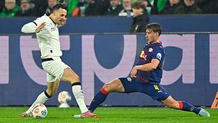 Kein Durchkommen für Gladbachs Tabakovic. Kein Durchkommen für Gladbachs Tabakovic.