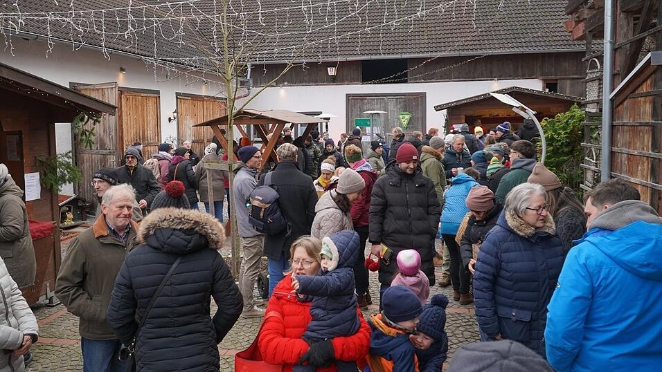 Zahlreiche Besucher tummelten sich auf dem Hof des Gasthauses Pleintinger