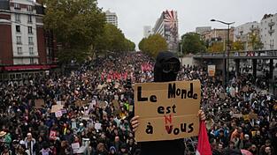 Die Proteste blieben größtenteils erst einmal friedlich. Die Proteste blieben größtenteils erst einmal friedlich.