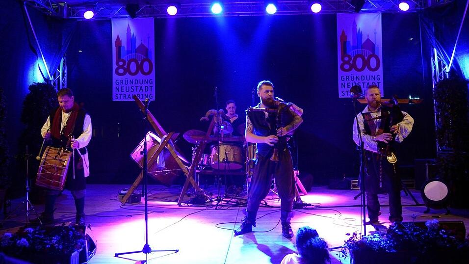 Mittelalter-Flair und super Stimmung: Die lange Einkaufsnacht 'Schlaflos' war gleichzeitig der Auftakt zum Mittelalter-Fest in Straubing. Mittelalter-Flair und super Stimmung: Die lange Einkaufsnacht 'Schlaflos' war gleichzeitig der Auftakt zum Mittelalter-Fest in Straubing.