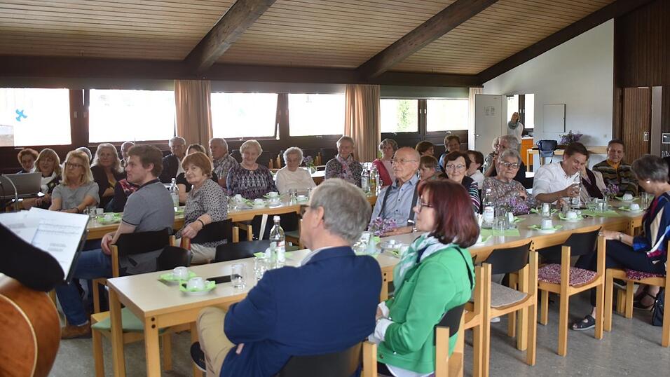 Bei Kaffee und Kuchen und in gemütlicher Runde hatte die Nachbarschaftshilfe die Senioren der Marktgemeinde eingeladen.