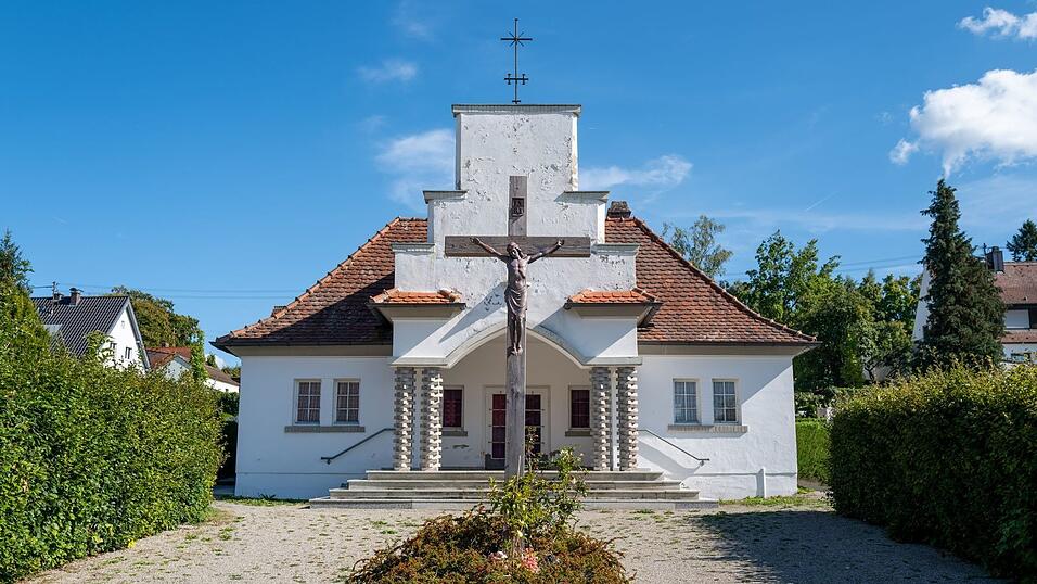 Beim diesjährigen Denkmalschutztag ist die Aussegnungshalle im Neusäßer Ortsteil Steppach möglicherweise das letzte Mal geöffnet. Die Stadt Neusäß will die Halle abreißen lassen und ein neues Friedhofsgebäude errichten. (Archivbild) Beim diesjährigen Denkmalschutztag ist die Aussegnungshalle im Neusäßer Ortsteil Steppach möglicherweise das letzte Mal geöffnet. Die Stadt Neusäß will die Halle abreißen lassen und ein neues Friedhofsgebäude errichten. (Archivbild)