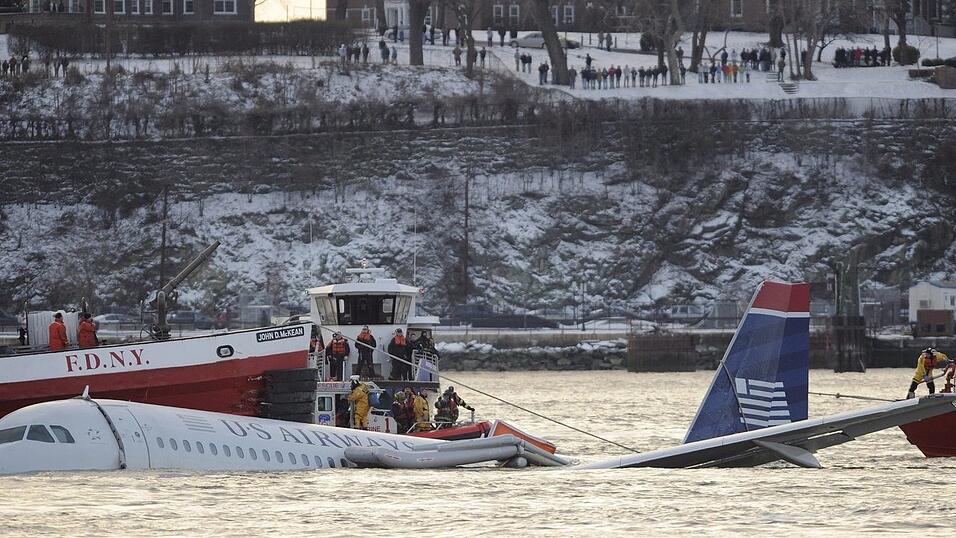 Wie durch ein Wunder &uuml;berleben alle 155 Menschen an Bord die Notlandung im Hudson River. (Archivbild)