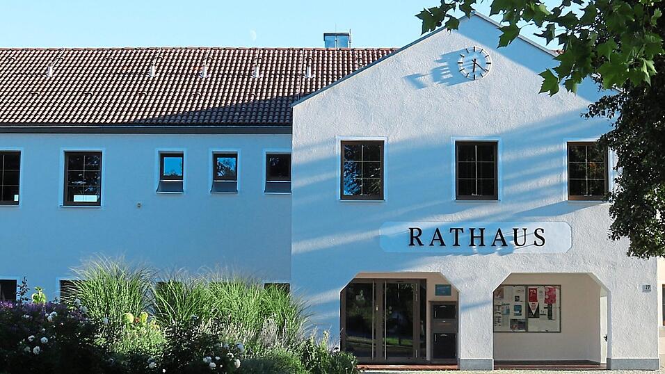 Im Rathaus Roßbach beginnt nach Bürgermeister Ludwig Eder nun eine neue Ära. Im Rathaus Roßbach beginnt nach Bürgermeister Ludwig Eder nun eine neue Ära.