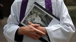 Auf einer Trauerfeier verabschiedeten sich Freunde und Familie von der Sängerin Bonnie Tyler. Auf einer Trauerfeier verabschiedeten sich Freunde und Familie von der Sängerin Bonnie Tyler.