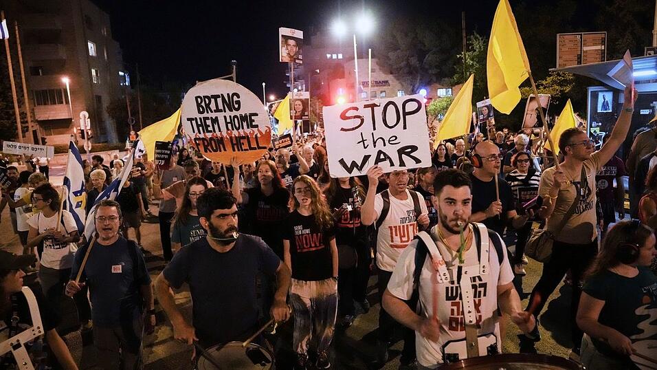 Angehörige der Geiseln in Gaza werfen Israels Premier Netanjahu vor, ein Abkommen zu sabotieren.