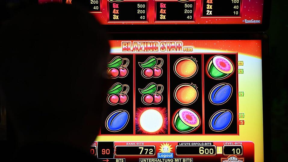 Pech gehabt: Es sind nur zwei Kirschen in einer Reihe, das reicht nicht für einen Gewinn. Szene aus einer Spielothek in Deutschland. Pech gehabt: Es sind nur zwei Kirschen in einer Reihe, das reicht nicht für einen Gewinn. Szene aus einer Spielothek in Deutschland.