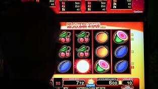 Pech gehabt: Es sind nur zwei Kirschen in einer Reihe, das reicht nicht für einen Gewinn. Szene aus einer Spielothek in Deutschland. Pech gehabt: Es sind nur zwei Kirschen in einer Reihe, das reicht nicht für einen Gewinn. Szene aus einer Spielothek in Deutschland.