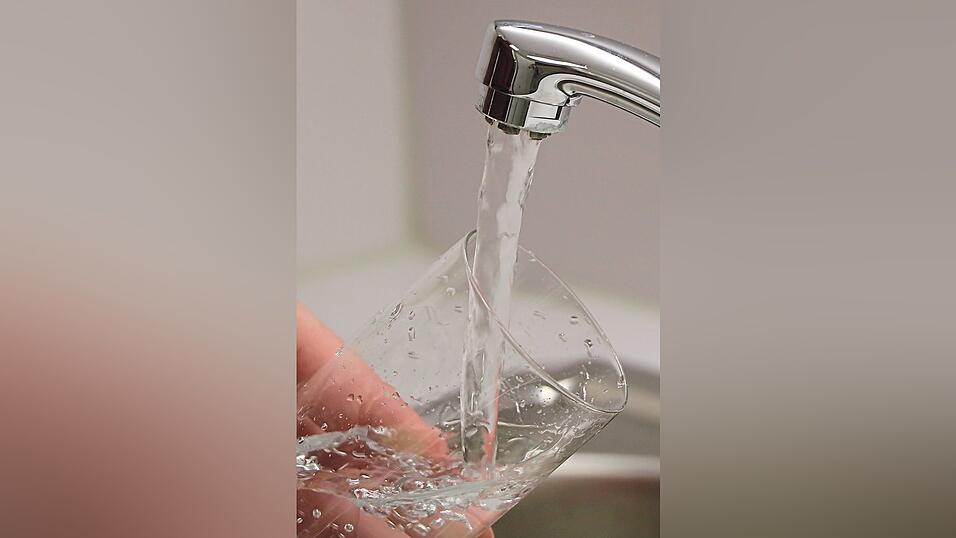 Das Trinkwasser, das aus den Hähnen in rund 10.500 Haushalten in der Hallertau sprudelt, fördert der Wasserzweckverband Hallertau aus zehn Tiefbrunnen mit einer Tiefe von bis zu 100 Metern. Das Trinkwasser, das aus den Hähnen in rund 10.500 Haushalten in der Hallertau sprudelt, fördert der Wasserzweckverband Hallertau aus zehn Tiefbrunnen mit einer Tiefe von bis zu 100 Metern.