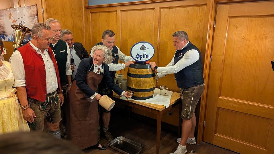 Mit sechs Schlägen schaffte es Bürgermeisterin Helene Sigloch im zweiten Anlauf, das Bier zum Fließen zu bringen. Mit sechs Schlägen schaffte es Bürgermeisterin Helene Sigloch im zweiten Anlauf, das Bier zum Fließen zu bringen.
