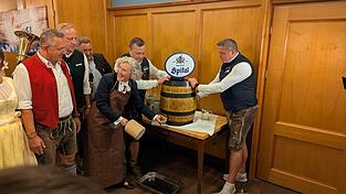 Mit sechs Schlägen schaffte es Bürgermeisterin Helene Sigloch im zweiten Anlauf, das Bier zum Fließen zu bringen. Mit sechs Schlägen schaffte es Bürgermeisterin Helene Sigloch im zweiten Anlauf, das Bier zum Fließen zu bringen.