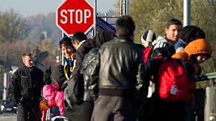 Fl&uuml;chtlinge warten am 03.11.2015 in Simbach am Inn (Bayern) auf der Innbr&uuml;cke auf ihren Grenz&uuml;bertritt. Am 23.02.2016 tagt das bayerische Kabinett auch zum Thema Fl&uuml;chtlingslage.