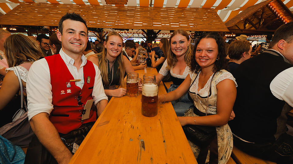 Die Partybilder vom Dienstag, 13. August 2024, aus dem Festzelt Nothaft. Die Partybilder vom Dienstag, 13. August 2024, aus dem Festzelt Nothaft.