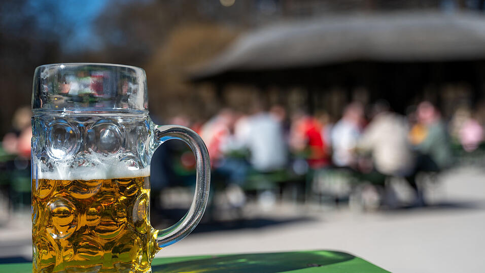 Warum der Streit in der Altstadt, der unter anderem einen Schlag mit einem Maßkrug beinhaltete, überhaupt ausgebrochen war, konnte keiner der Beteiligten sagen. Warum der Streit in der Altstadt, der unter anderem einen Schlag mit einem Maßkrug beinhaltete, überhaupt ausgebrochen war, konnte keiner der Beteiligten sagen.