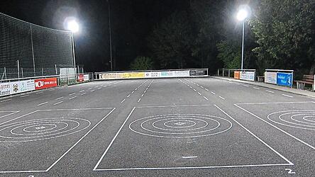 Gute Nachrichten f&uuml;r die Stocksch&uuml;tzen in Au: Die Bahnen auf der Asphaltstockanlage wurden neu markiert und die neue LED-Flutlichtanlage wurde installiert.