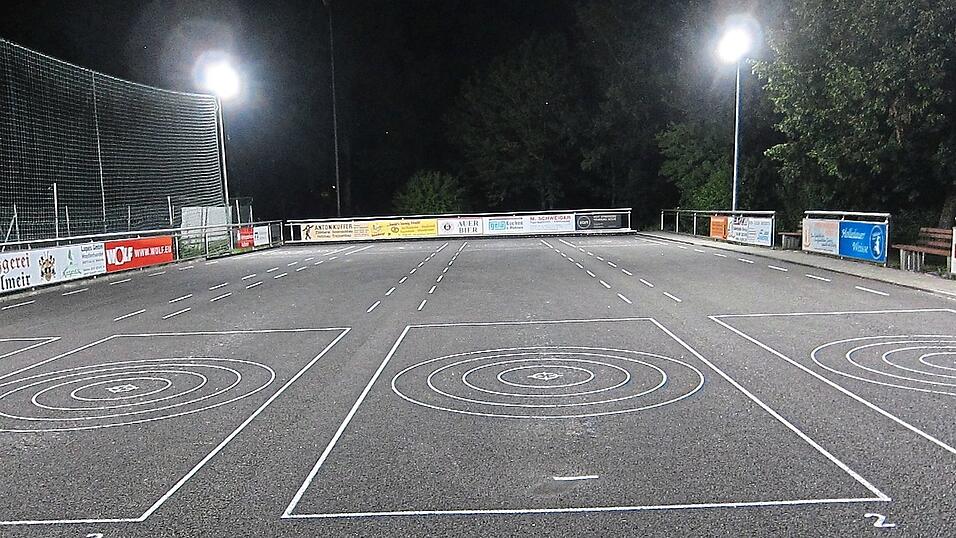 Gute Nachrichten für die Stockschützen in Au: Die Bahnen auf der Asphaltstockanlage wurden neu markiert und die neue LED-Flutlichtanlage wurde installiert. Gute Nachrichten für die Stockschützen in Au: Die Bahnen auf der Asphaltstockanlage wurden neu markiert und die neue LED-Flutlichtanlage wurde installiert.