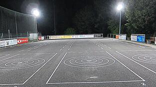 Gute Nachrichten f&uuml;r die Stocksch&uuml;tzen in Au: Die Bahnen auf der Asphaltstockanlage wurden neu markiert und die neue LED-Flutlichtanlage wurde installiert.