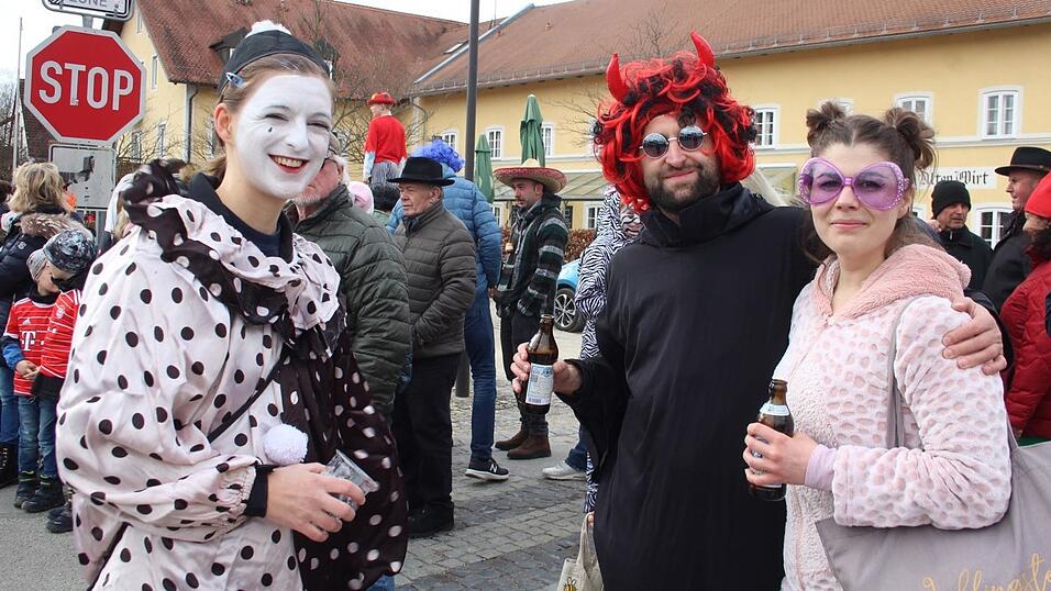 Viele Faschings-Fans haben sich am Samstag den Umzug in Langenbach angesehen. Viele Faschings-Fans haben sich am Samstag den Umzug in Langenbach angesehen.