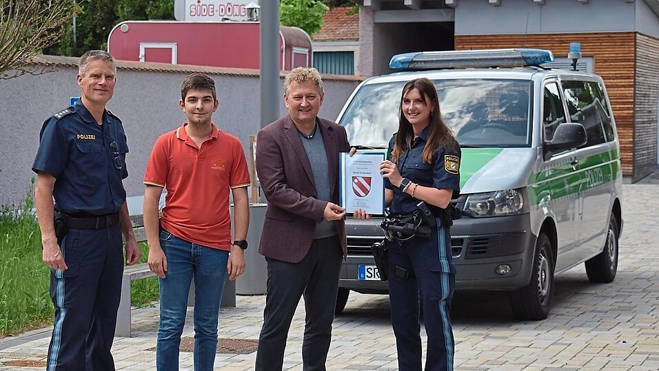 Stefan Lehner (v. l.), Florian Loher, B&uuml;rgermeister Josef Beham und Julia Engleder