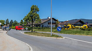 Ein Rettungshubschrauber flog den Jugendlichen zur weiteren Behandlung ins Klinikum. Ein Rettungshubschrauber flog den Jugendlichen zur weiteren Behandlung ins Klinikum.