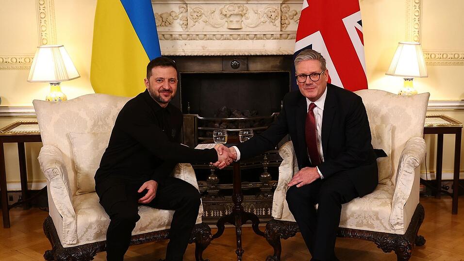 Handshake und Umarmung: Der britische Premier Starmer empfing Selenskyj am Samstagabend betont herzlich. Handshake und Umarmung: Der britische Premier Starmer empfing Selenskyj am Samstagabend betont herzlich.