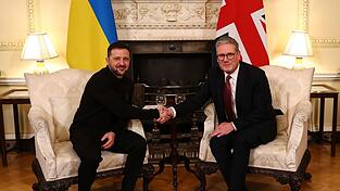 Handshake und Umarmung: Der britische Premier Starmer empfing Selenskyj am Samstagabend betont herzlich. Handshake und Umarmung: Der britische Premier Starmer empfing Selenskyj am Samstagabend betont herzlich.