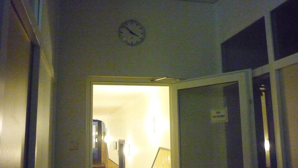 Ist es da jetzt vier Uhr nachmittags oder vier Uhr morgens...? Ist es da jetzt vier Uhr nachmittags oder vier Uhr morgens...?