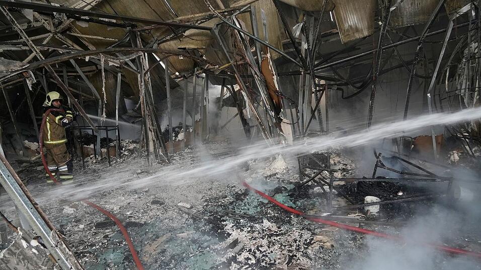 Mehrere Feuerwachen seien an den L&ouml;scharbeiten im Westen Teherans beteiligt.