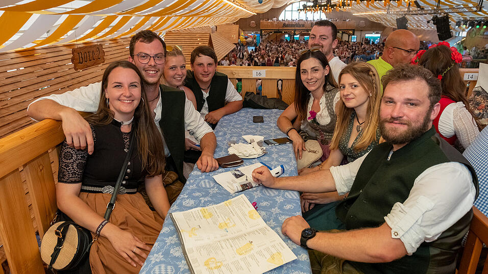 Die Partybilder vom Montag, 14. August 2023, aus dem Festzelt Nothaft. Die Partybilder vom Montag, 14. August 2023, aus dem Festzelt Nothaft.