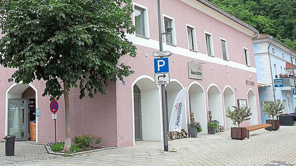 Neben den Blumentöpfen vor dem Eingang soll es beim Bürgerhaus unter anderem Pflanztröge samt Sitzbank geben.