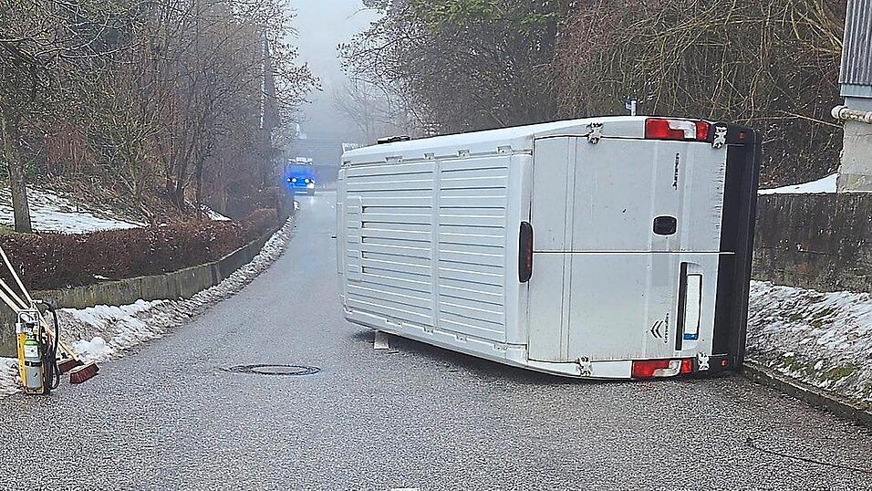 Der Transporter blieb nach dem Unfall mit der Fahrerseite nach unten auf der Hofmarktstra&szlig;e liegen.