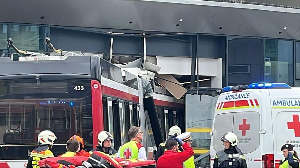 Mehrere Menschen wurden teils schwer verletzt. Mehrere Menschen wurden teils schwer verletzt.