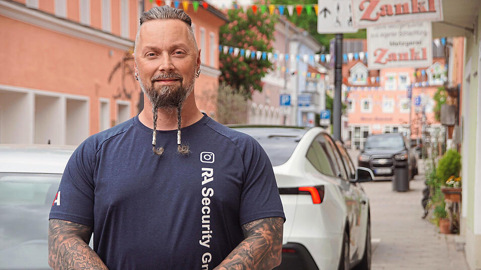 Alexander Perfler, Chef der Bacher Sicherheitsfirma R & A Security, wirbt f&uuml;r einen n&auml;chtlichen Streifendienst in den Gewerbegebieten.