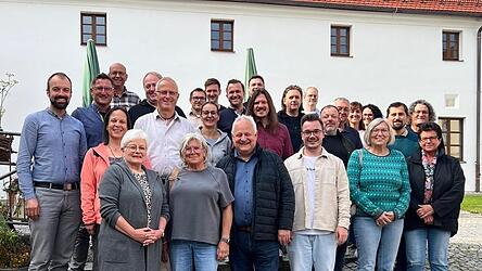 Die Teilnehmer an der Klausurtagung des Marktgemeinderats mit B&uuml;rgermeister Sebastian Stanglmaier (l.).