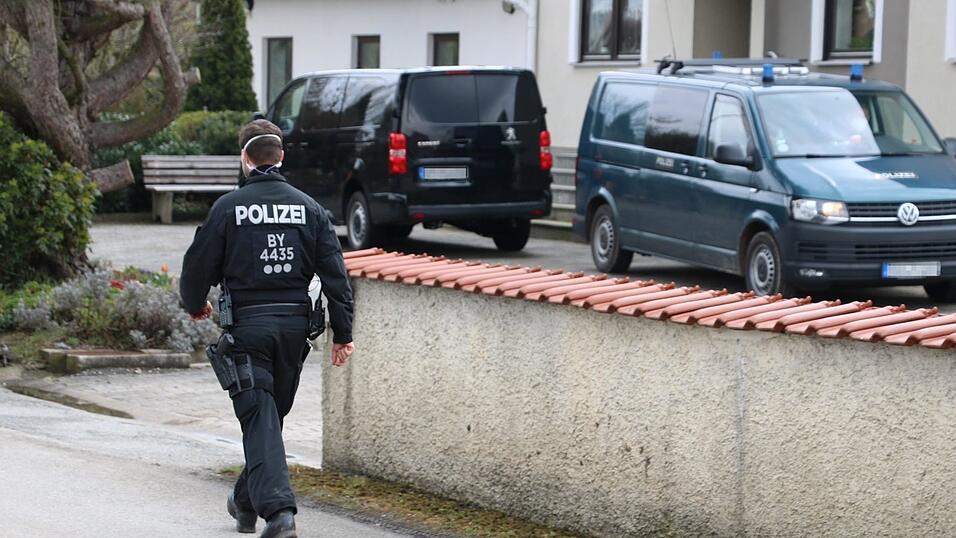 In Gingkofen waren am Dienstag etwa 30 Beamte im Einsatz, um mehrere Gebäude zu durchsuchen.