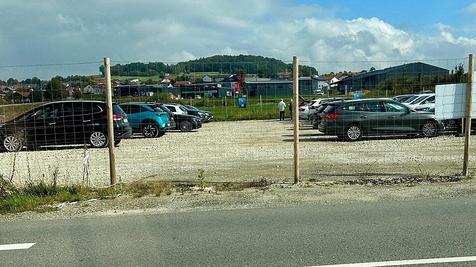 Obwohl die Landesgartenschau mittlerweile seit knapp zwei Monaten Vergangenheit ist, sorgt ihr Großparkplatz, gelegen zwischen Eschlkamer und Kötztinger Straße, für Verärgerung. Obwohl die Landesgartenschau mittlerweile seit knapp zwei Monaten Vergangenheit ist, sorgt ihr Großparkplatz, gelegen zwischen Eschlkamer und Kötztinger Straße, für Verärgerung.