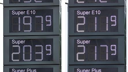 Die Kombo aus zwei Fotos zeigt die Preise f&uuml;r Kraftstoffe an einer Tankstelle vor (links) und nach (rechts) der Preis&auml;nderung um 12 Uhr. Die Spritpreise sind mit dem Ende des Tankrabatts am 1. Juli&nbsp;stark gestiegen.