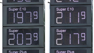 Die Kombo aus zwei Fotos zeigt die Preise für Kraftstoffe an einer Tankstelle vor (links) und nach (rechts) der Preisänderung um 12 Uhr. Die Spritpreise sind mit dem Ende des Tankrabatts am 1. Juli stark gestiegen. Die Kombo aus zwei Fotos zeigt die Preise für Kraftstoffe an einer Tankstelle vor (links) und nach (rechts) der Preisänderung um 12 Uhr. Die Spritpreise sind mit dem Ende des Tankrabatts am 1. Juli stark gestiegen.