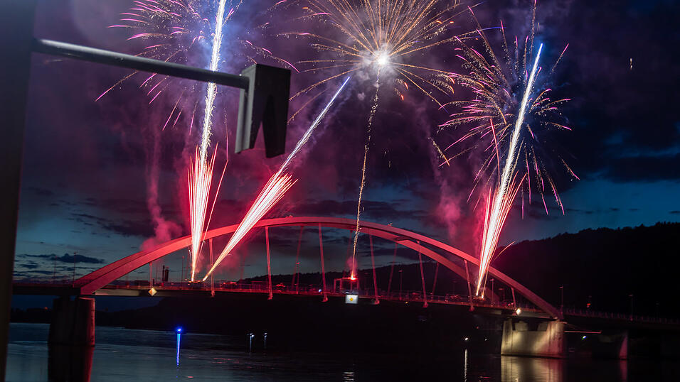 Bereits ab 20 Uhr stieg die Party beiderseits der Donau, um 22 Uhr dann begeisterte das feurige Spektakel auf der Donaubrücke die Gäste. Bereits ab 20 Uhr stieg die Party beiderseits der Donau, um 22 Uhr dann begeisterte das feurige Spektakel auf der Donaubrücke die Gäste.