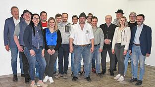 Die neu gew&auml;hlte Vorstandschaft sowie die Redner (v.l.): Dr. Helmut Feigl, Florian Neumaier, Veronika Wellisch, Florian Schedlbauer, Carolin Ruderer, Michael Gerstl, Michael Bummer, Benedikt Silberbauer, Andreas Vogl, Marco W&uuml;hr, Stefan Schedlbauer, Hubert Berger, Michael Kuchler, Maria Piendl, Sebastian Wurzer, Markus Hofmann