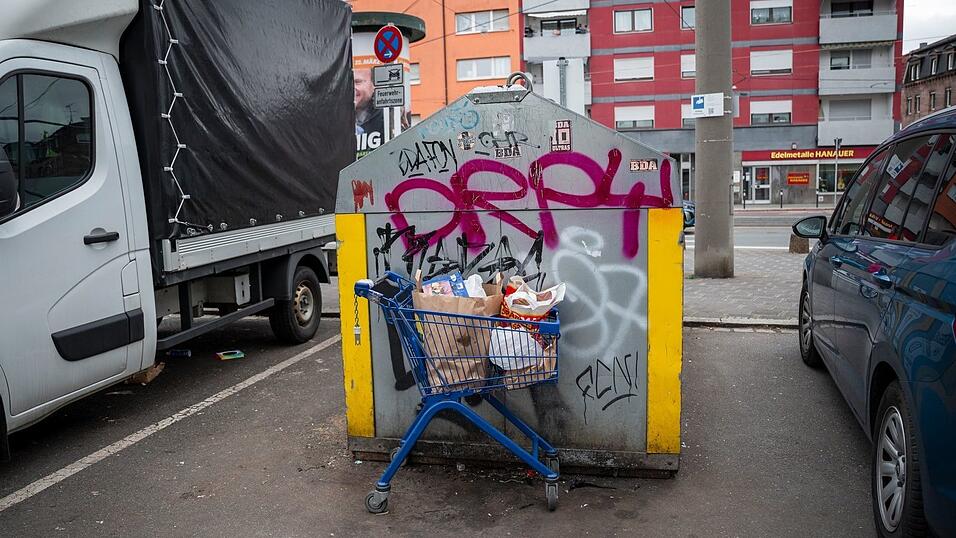 Die Stadt Nürnberg setzt auf verschiedene Strategien, um die Menschen zum richtigen Entsorgen ihrer Abfälle zu motivieren und Müllsünder zu überführen. Die Stadt Nürnberg setzt auf verschiedene Strategien, um die Menschen zum richtigen Entsorgen ihrer Abfälle zu motivieren und Müllsünder zu überführen.