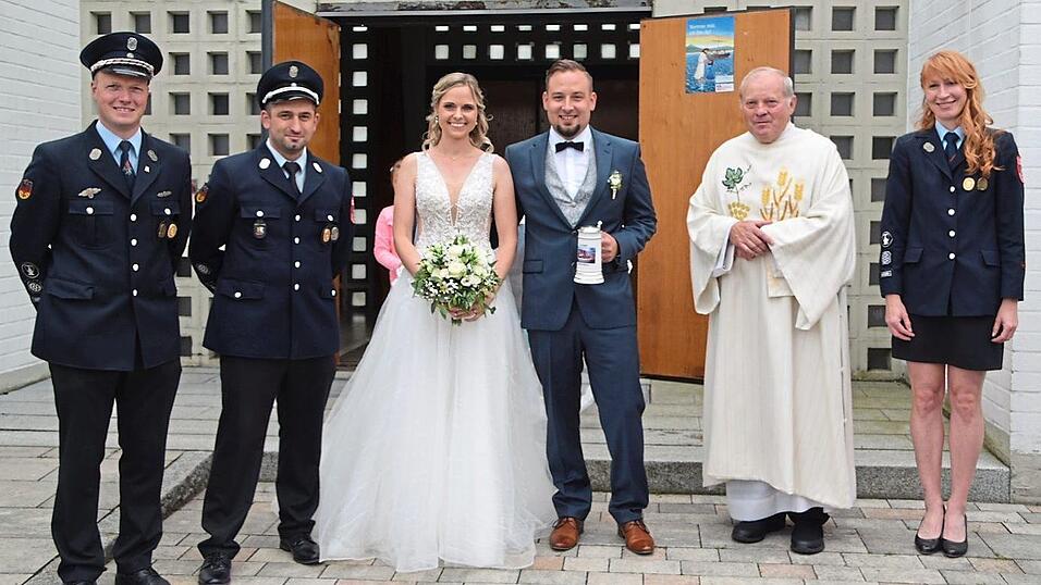 Das Brautpaar mit Diakon Eiber und Gratulanten