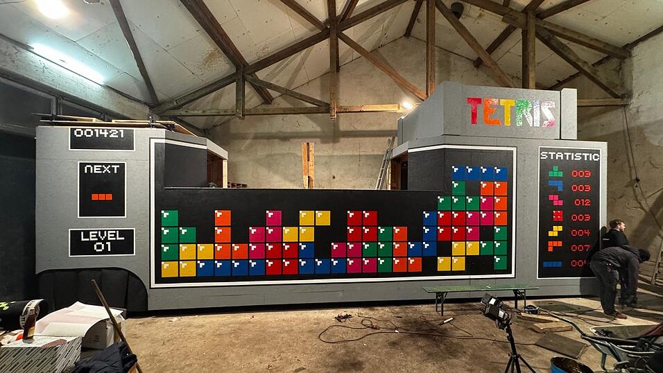 Pünktlich zum Geburtstag des Kultklassikers hat das Gaudinetzwerk das Spiel 'Tetris' als Motto für ihren Faschingswagen gewählt.