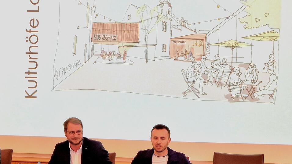 Architekt Michael Pfleger (r.) stellte das Konzept der Kulturhöfe am Montagabend im Kulturausschuss dessen Mitgliedern und Bürgermeister Matthias Kohlmayer (l.) vor. Architekt Michael Pfleger (r.) stellte das Konzept der Kulturhöfe am Montagabend im Kulturausschuss dessen Mitgliedern und Bürgermeister Matthias Kohlmayer (l.) vor.