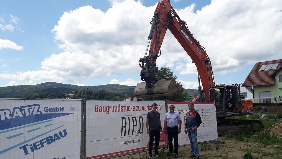 Sebastian Riedl vom gleichnamigen Ingenieurb&uuml;ro, B&uuml;rgermeister Sandro Bauer und Wolfgang Pongratz vom Tiefbau-Unternehmen beim Spatenstich.